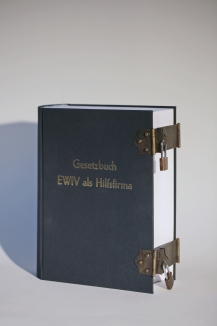 Buchschließe aus Stahl mit Messingabrieb