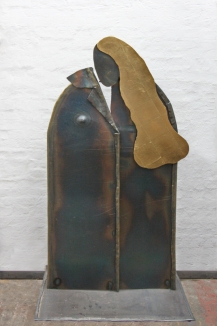 Skulptur aus Stahl, flammoxidiert und teilweise mit Schlagmetall vergoldet