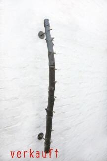 wandhängende, geflämmte Garderobe aus einem geflämmten Ast