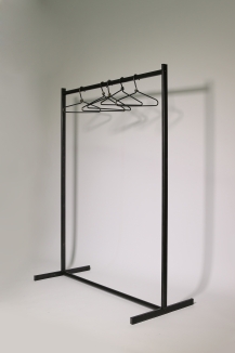 feststehende Garderobe aus Roh Stahl, 123 cm breit