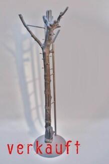 geflämmte Garderobe mit einem dicken Ast