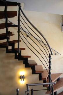 Treppen Geländer aus schwarzem Stahl mit einem Edelstahlhandlauf