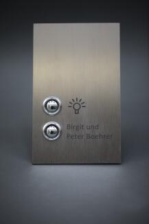 Rechteckiges Klingelschild, die Klingelplatte ist anlassbeschriftet