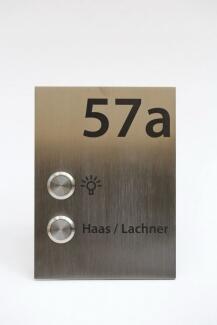 Klingelschild mit Lichttaster und Hausnummer
