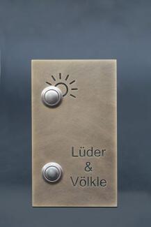 Schluß mit dem Alltäglichen. Klingelschild aus Messing