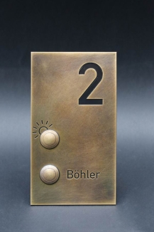 Richtig schön! Klingelschild aus Tombak mit lackierter Schrift