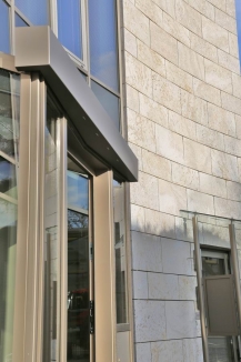 Leuchte für den Eingangsbereich an einer Aluminium Glas Fassade