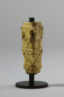 Stahlsockel für eine kleine, antike Jade Skulptur