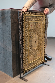 Ständer für ein reich besticktes Antependium