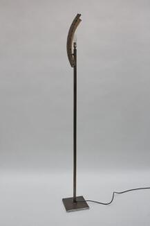 Stehleuchte mit rostigem Kopfteil