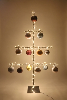Stahl Tannenbaum mit wunderschönen, riesigen Kugeln