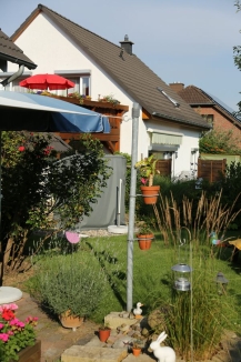 Stahlstützen halten ein Sonnensegel