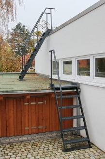 2 Treppen um sicher und bequem ein Flachdach zu betreten