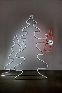 Durstiger Tannenbaum mit einer Weinflasche