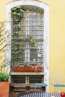 geschmiedete Fenstergitter aus gelochtem Vierkantstahl