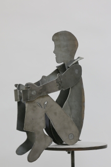 sitzende Stahl Skulptur