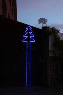 Blau leuchtender LED Tannenbaum aus 12mm Aluminium gebogen, Höhe 4 Meter