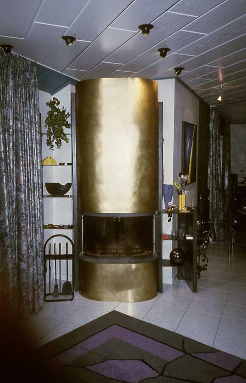 Kamin aus Stahl und Tombak