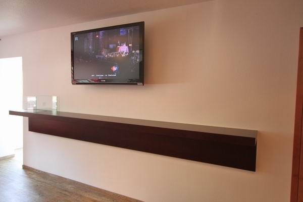 Wandhängender Stehtisch mit einer Bioethanol Feuerstelle