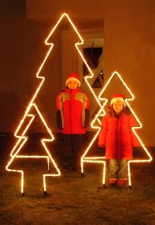 Leuchtender Tannenbaum aus Rundeisen mit Lichtschlauch