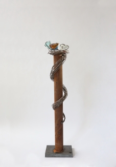 Schmuckelement aus Stahl und Rohglas für eine Säule