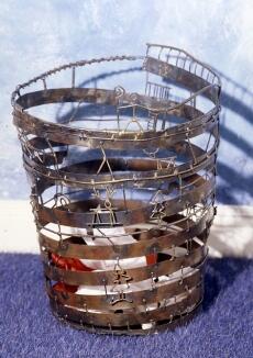 Papierkorb mit König, Bischof, Tannenbaum und Hirschen