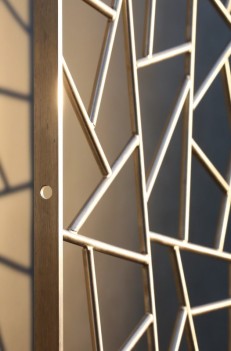 Ein elegantes Fenstergitter aus Edelstahl in Schmitzstruktur ist schon einen Blick wert.