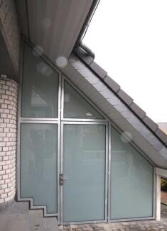 Diesen vorhandenen Carport unter einem Schleppdach haben wir mit Stahl und Glas verkleidet