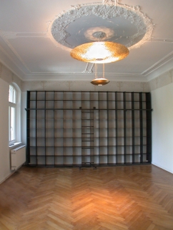 Regal aus Stahl