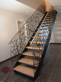 Genial: Treppe aus Stahl geschweißt mit Stufen aus Sandstein, Geländer als filigrane Schmitzstruktur