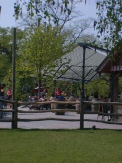 Riesige freistehende Markise in Meyers Hof im Zoo Hannover