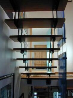 Treppe mit einer gelaserten Stahlunterkonstruktion und Bambusstufen