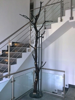 riesige freistehende, Baumstammgarderobe