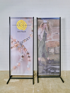 Displayständer mit zwei Bannern