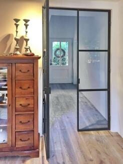 Klasse und zeitlos. Eine stattliche Glastür im Industrie Charakter