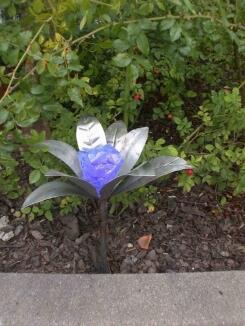 Blume aus Glas und Stahl