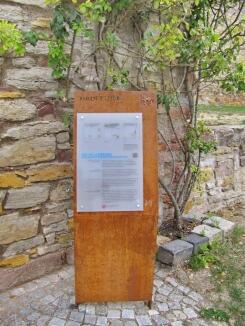 Beschilderung aus rostigem Stahl für die Heldenburg