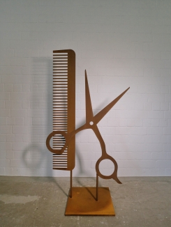 Friseurschere und Kamm aus rostigem Stahl