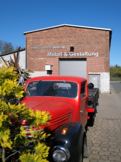 Riesiger Schriftzug aus 3 mm Edelstahl