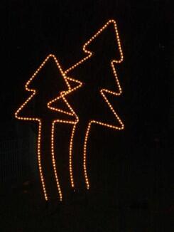 Zwei verschieden große Leucht Tannenbäume aus Rundeisen mit Lichtschlauch