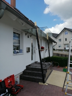 Montage eines Vordach aus Glas