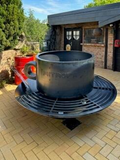 riesige Mitropa Tasse aus Corten Stahl als Pflanzgefäss und Bank