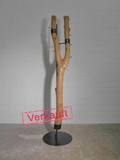 Ast Garderobe auf einem Stahlgestell
