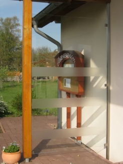 Windschutz aus Edelstahl und foliertem Glas