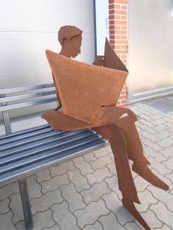 Skulptur Zeitungsleser auf einer Bank aus Vierkantrohr