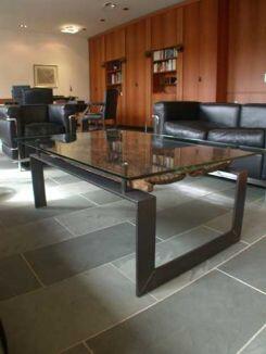 Tisch mit einer alten Kornspeichertüre der Dogon