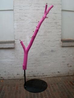 Garderobe aus lackiertem Baumstamm