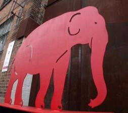 Farbig lackierte Elefanten aus feuerverzinktem Stahl