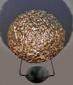 Runder Kronleuchter aus, mit Schlagmetall vergoldeter Kupferfolie.