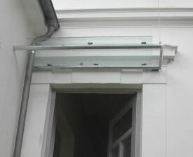Abgehängtes Vordach aus verzinktem Stahl und Sicherheitsglas